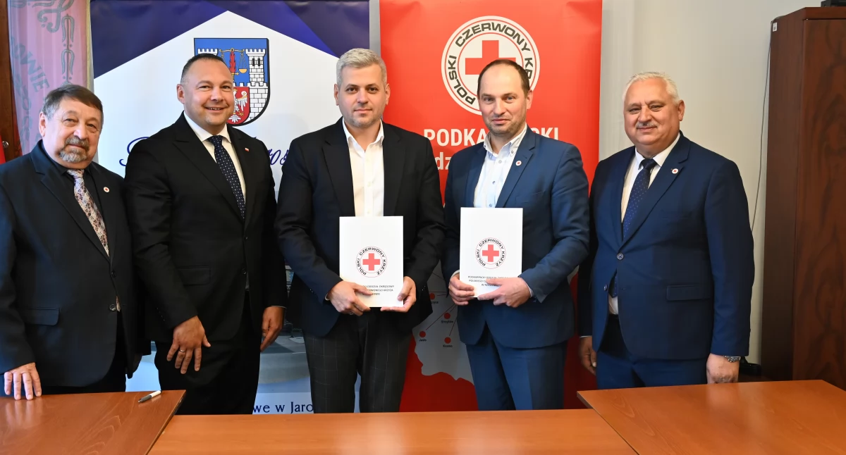 Podkarpacki Oddział Okręgowy PCK w Rzeszowie reprezentował dyrektor Sławomir Stefański. Towarzyszyli mu prezes Zarządu Oddziału Rejonowego PCK w Jarosławiu Jan Potoniec oraz prezes Zarządu Podkarpackiego Oddziału Okręgowego PCK Antoni Olak. Drugą stronę reprezentowali starosta jarosławski Kamil Dziukiewicz i dyrektor COM Jarosław Piotr Pochopień./ FOT. Starostwo Powiatowe w Jarosławiu