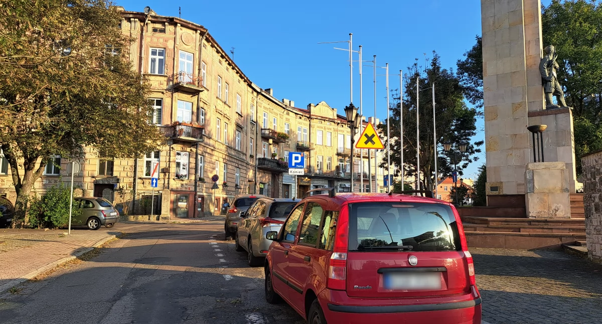 Jednym z projektów wytypowanych do realizacji w kategorii pierwszej jest rewitalizacja przestrzeni wokół pomnika „Orląt Przemyskich”, zakładająca też remont chodnika przy Długosza./ FOT. U. Gielo