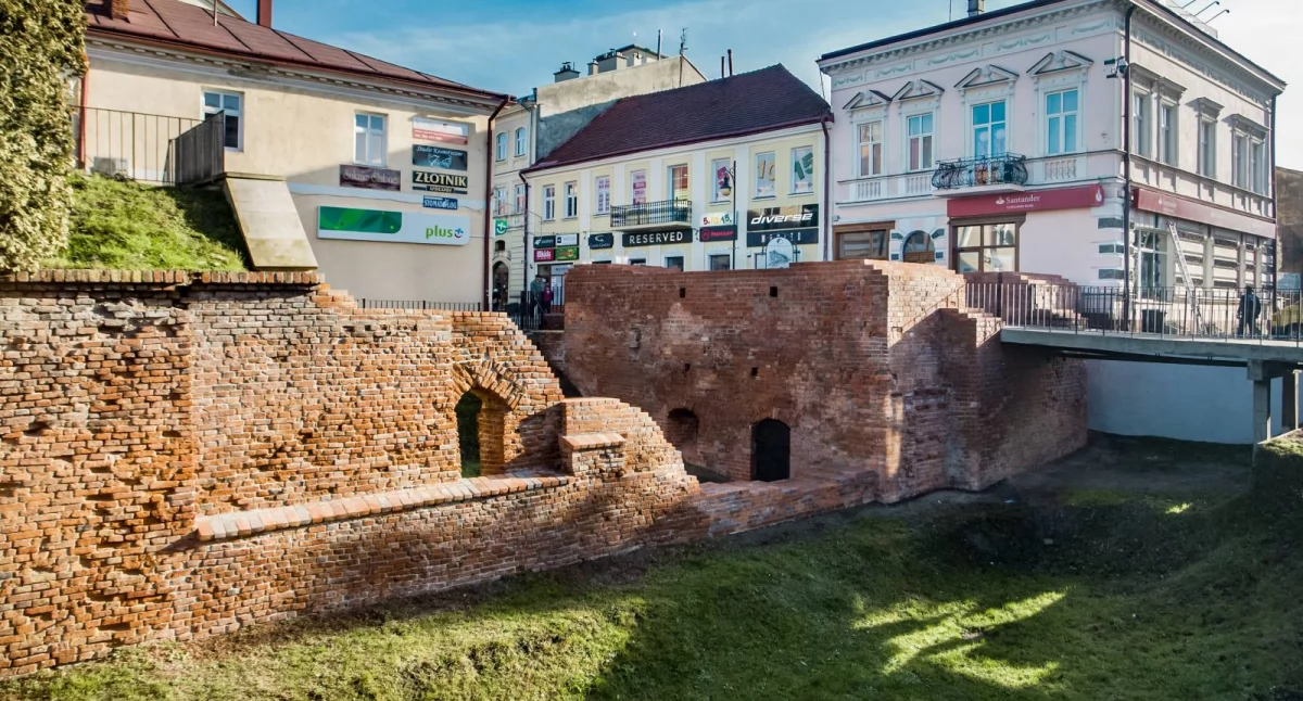Fragment Bramy Krakowskiej udało się odtworzyć, tak aby mogli go podziwiać turyści. W pobliżu zobaczyć można również relikty murów miejskich, a także pozostałości fosy i wału. Fot. UM Jarosław