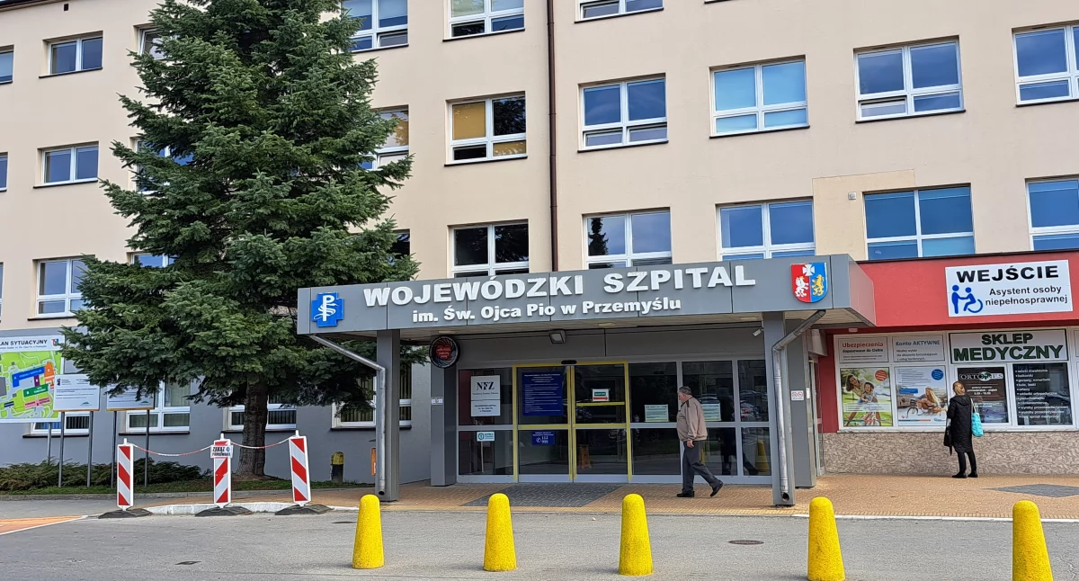 Jednym ze szpitalnych oddziałów, które obejmie modernizacja, jest nefrologia. Z dniem 1 lipca została ona połączona z oddziałem chorób wewnętrznych. Zmiana miała być tymczasowa, ale okazuje się rozwiązaniem na stałe. Szpital poinformował, że docelowo planowane jest połączenie Oddziału Nefrologii z Oddziałem Chorób Wewnętrznych i Diabetologii i utworzenie w jego strukturach Pododdziału Nefrologii./ FOT. WSzwP
