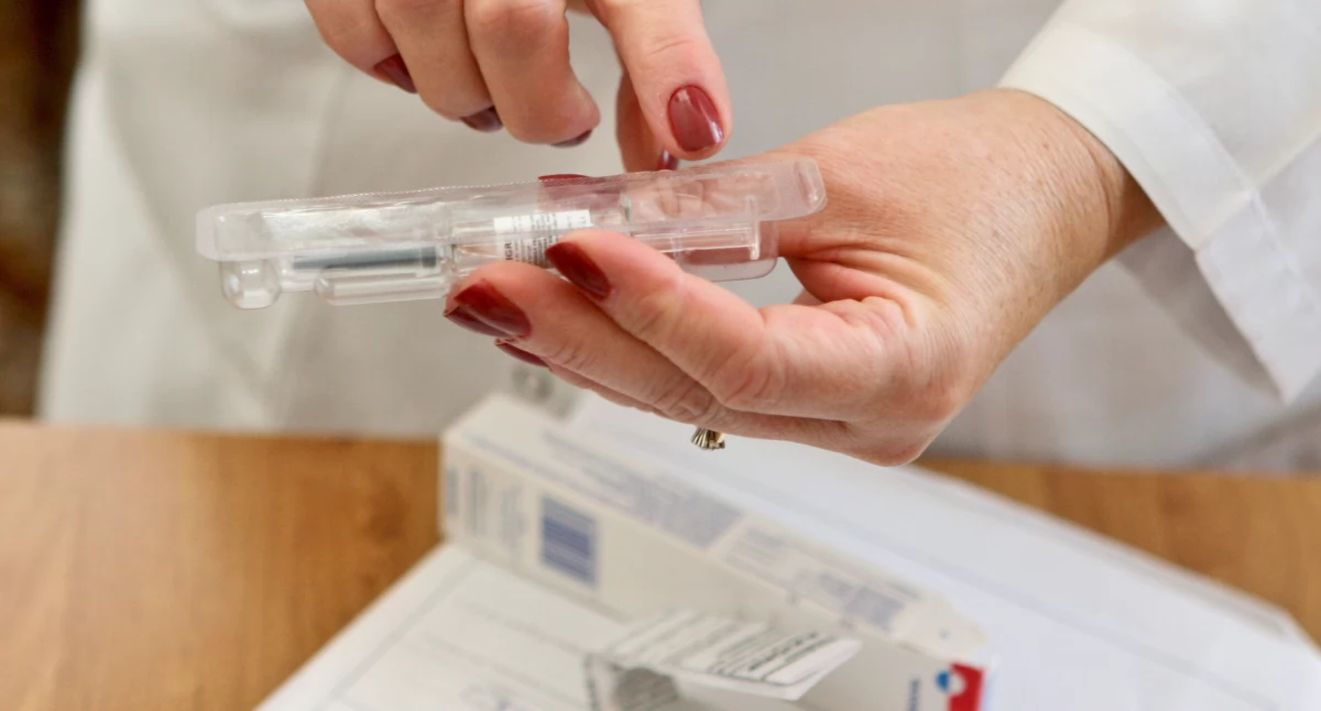 Jako że sezon epidemiczny grypy trwa od października do maja, a szczyt zachorowań przypada w okresie od stycznia do marca, medycy rekomendują szczepienie przed okresem zwiększonej zachorowalności na grypę, a więc od września do grudnia. Trzeba jednak pamiętać, że organizm potrzebuje ok. 2 – 3 tygodni na wykształcenie odporności./ FOT. archiwum ŻP