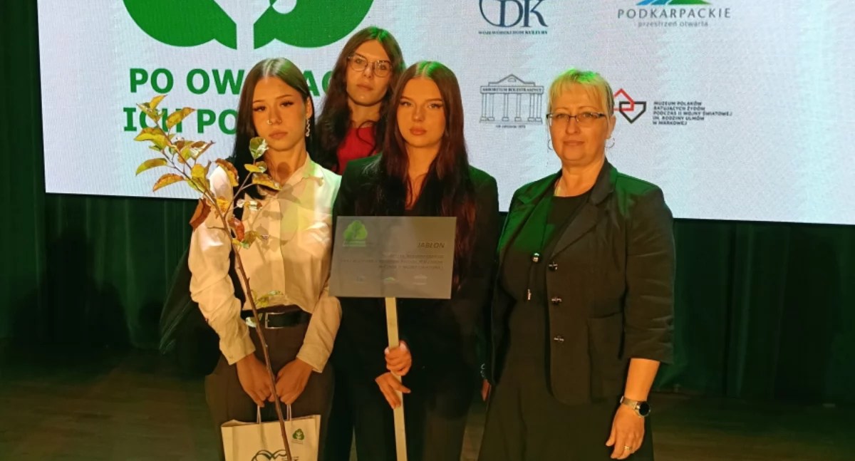 Jedno z drzewek odebrała reprezentacja Zespołu Szkół im. Aleksandra Fredry w Nienadowej./ FOT. ZS w Nienadowej