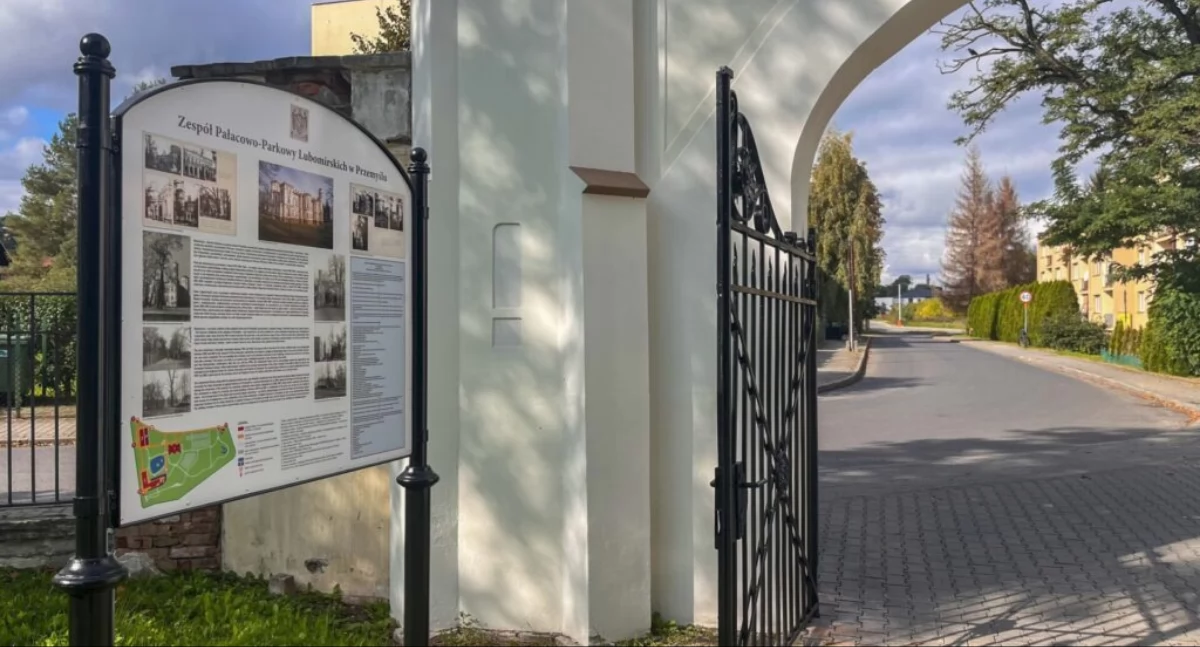 Na terenie obiektu pojawiły się m.in. czytelne tablice informacyjne, także w języku angielskim. Fot. PANS Przemyśl