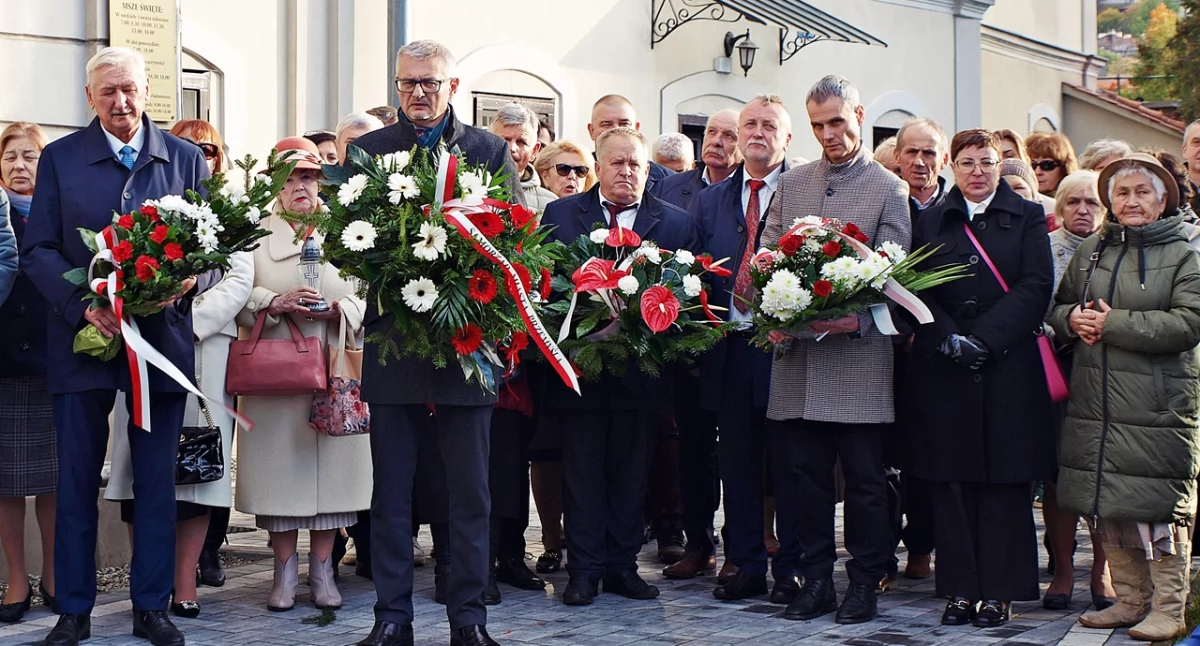 Po eucharystii doszło do złożenia kwiatów na dziedzińcu przy świątyni, pod tablicą upamiętniającą tę postać. Fot. Mariusz Godos