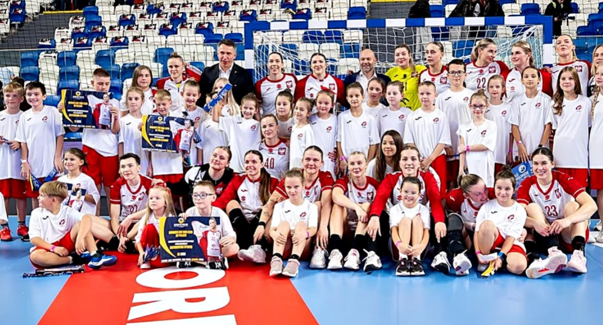 Przemyska młodzież na wspólnym zdjęciu z reprezentantkami Polski w piłce ręcznej. Fot. ZPRP
