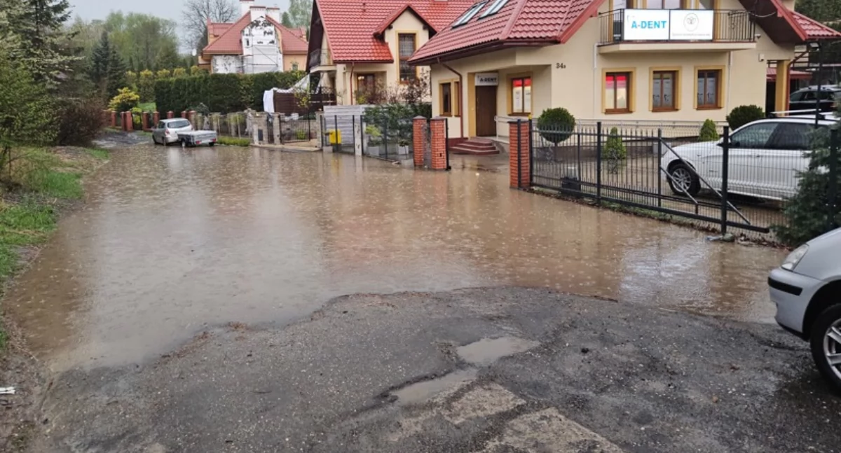 Na fragmencie ulicy Pułaskiego największym problemem jest odprowadzenie wody. Jest niecka i woda opadowa po prostu się w niej gromadzi. Ulica po ulewach jest zupełnie nieprzejezdna. Fot. zbiory własne