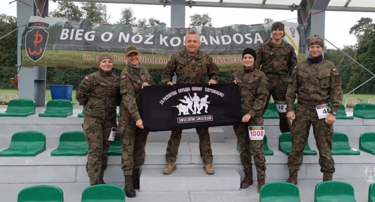W 29. edycji biegu przełajowego „O Nóż Komandosa” żołnierze 20. Przemyskiej Brygady Obrony Terytorialnej zajęli 3. miejsce drużynowo w kategorii mężczyzn i 1. miejsce drużynowo w kategorii kobiet. Fot. 20. PBOT