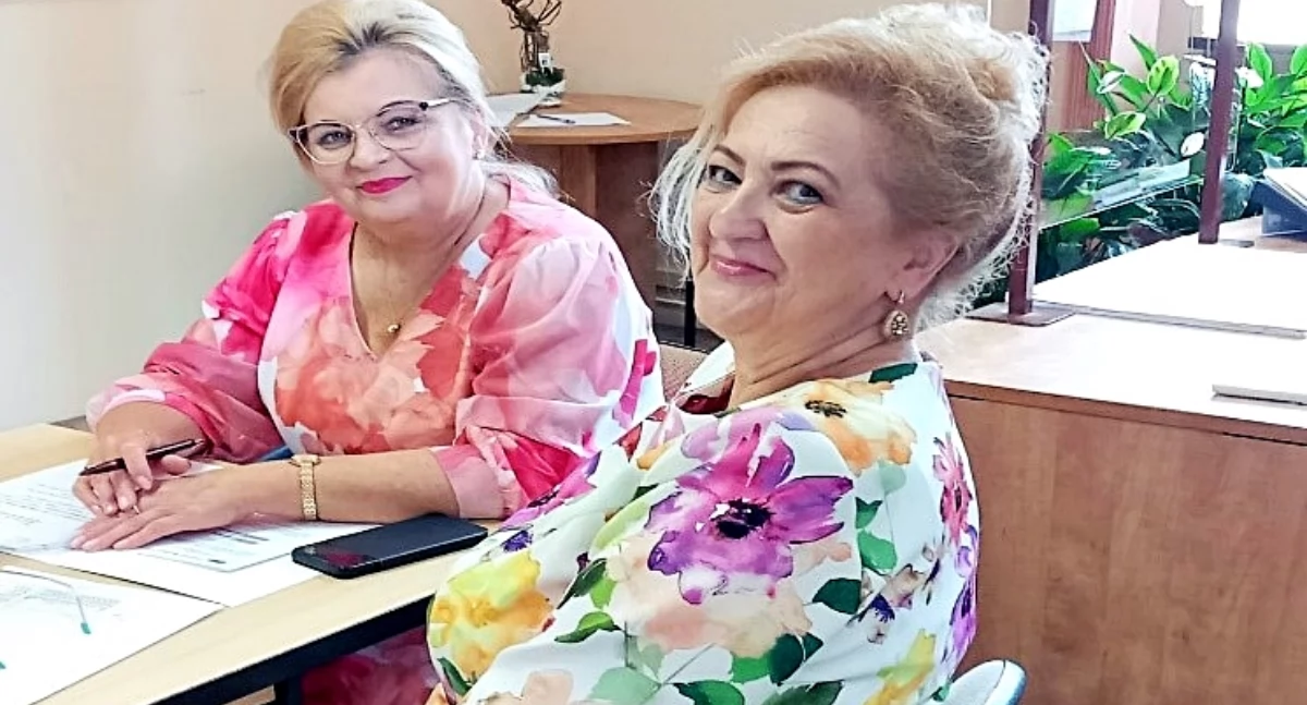 Iwona Kurcz-Krawiec (z prawej; obok starosta powiatu przemyskiego Bożena Ryczan) to człowiek – legenda Powiatowego Urzędu Pracy w Przemyślu. Instytucją tą kierowała przez wiele lat. 1 lutego 2026 r. przechodzi na emeryturę. Fot. zbiory własne
