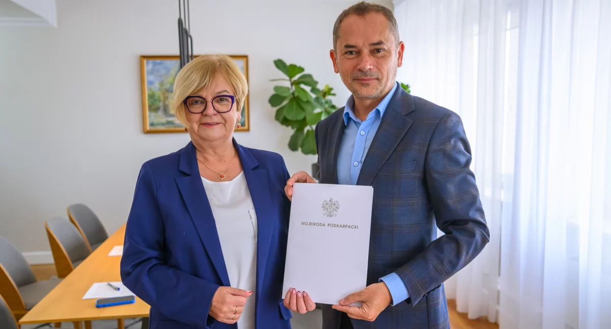 Umowę o dofinansowaniu inwestycji związanych z edukacją w siedzibie Podkarpackiego Urzędu Wojewódzkiego w Rzeszowie podpisali wojewoda podkarpacki Teresa Kubas-Hul i wójt gminy Lubaczów Wiesław Kapel. Fot. Jerzy Żygadło/PUW Rzeszów