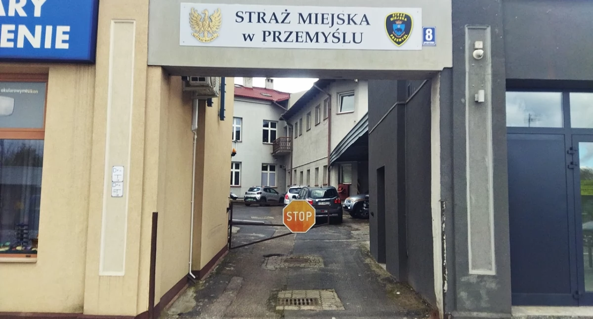 Straż Miejska w Przemyślu w budynku przy ul. Sportowej 8 w Przemyślu swoją siedzibę ma już od ponad 30 lat. Trudno sobie przypomnieć, by ten obiekt przechodził generalny remont. Fot. zbiory własne