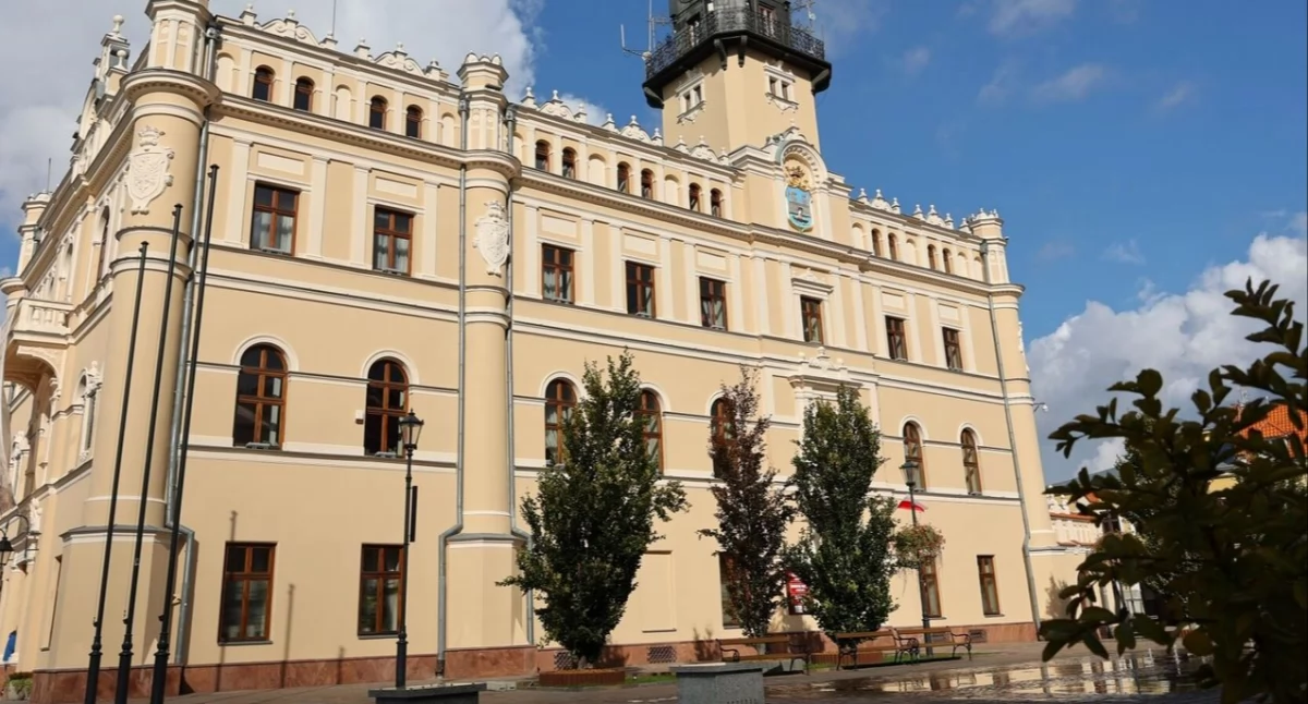 Zakres prac obejmował przede wszystkich odnowienie kolorystyki elewacji, ale także lepsze wyeksponowanie na południowej ścianie herbu miasta poprzez dodanie kolorów i złoceń. Fot. UM Jarosław