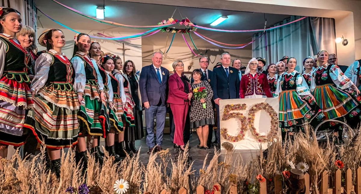 Jubileuszowa uroczystość 50-lecia działalności zespołu była sposobnością do wspomnień dla byłych i obecnych tancerzy oraz okazją do fetowania./ FOT. FB M. Dachnowicz