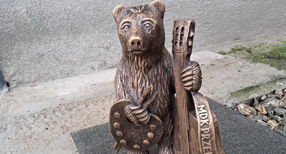 Wchodzących do budynku MDK wita od niedawna niedźwiadek z pędzlem w łapie i muzyką w sercu. Jest już 23. figurką tego typu na mapie Przemyśla, powstałą w ramach inicjatywy stowarzyszenia Przemyski Klub Melonik. / FOT. U. Gielo