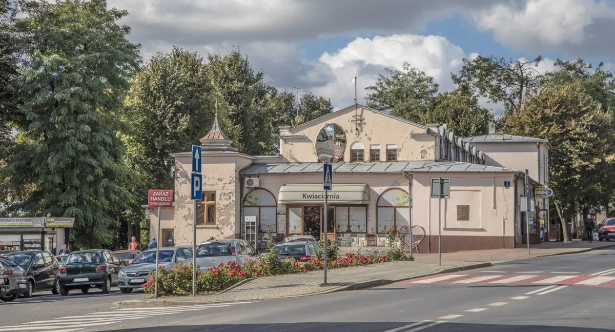 Miasto od dawna czyni starania, by przywrócić zabytkowemu obiektowi hali targowej dawny blask. Planowany remont objąć ma górne partie budynku, czyli remont dachu./ FOT. UM Radymno
