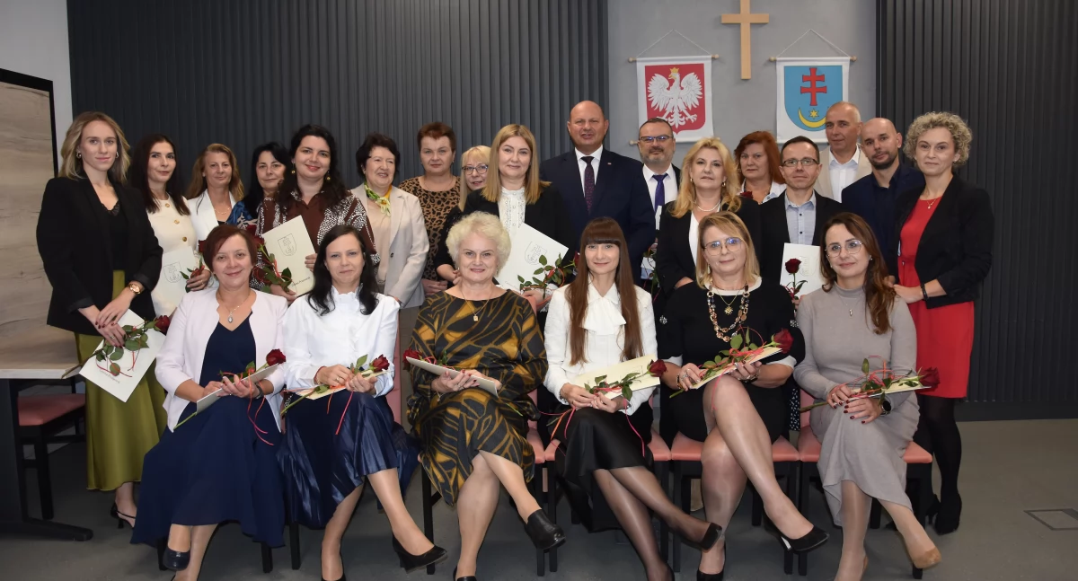 Z okazji Dnia Edukacji Narodowej nauczyciele z terenu gminy Przeworsk uhonorowani zostali wieloletnią  pracę  i osiągnięcia. Nagrody wręczył im wójt D. Krawiec. / FOT. UG Przeworsk