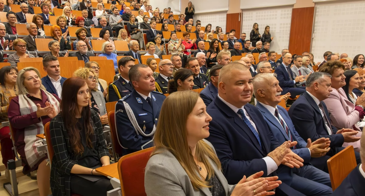 Uroczystość zgromadziła liczne grono zaproszonych gości, przedstawicieli władz wojewódzkich, powiatowych, miejskich oraz gminnych, środowisk naukowych i partnerskich instytucji. / FOT. G. Gajdzik