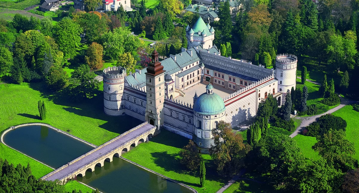 Zamek w Krasiczynie dzięki głosom internautów znalazł się w gronie „Cudów Polski”, czyli najbardziej zachwycających i inspirujących miejsc w kraju. Został okrzyknięty numerem 1 na Podkarpaciu./ FOT. Zamek w Krasiczynie
