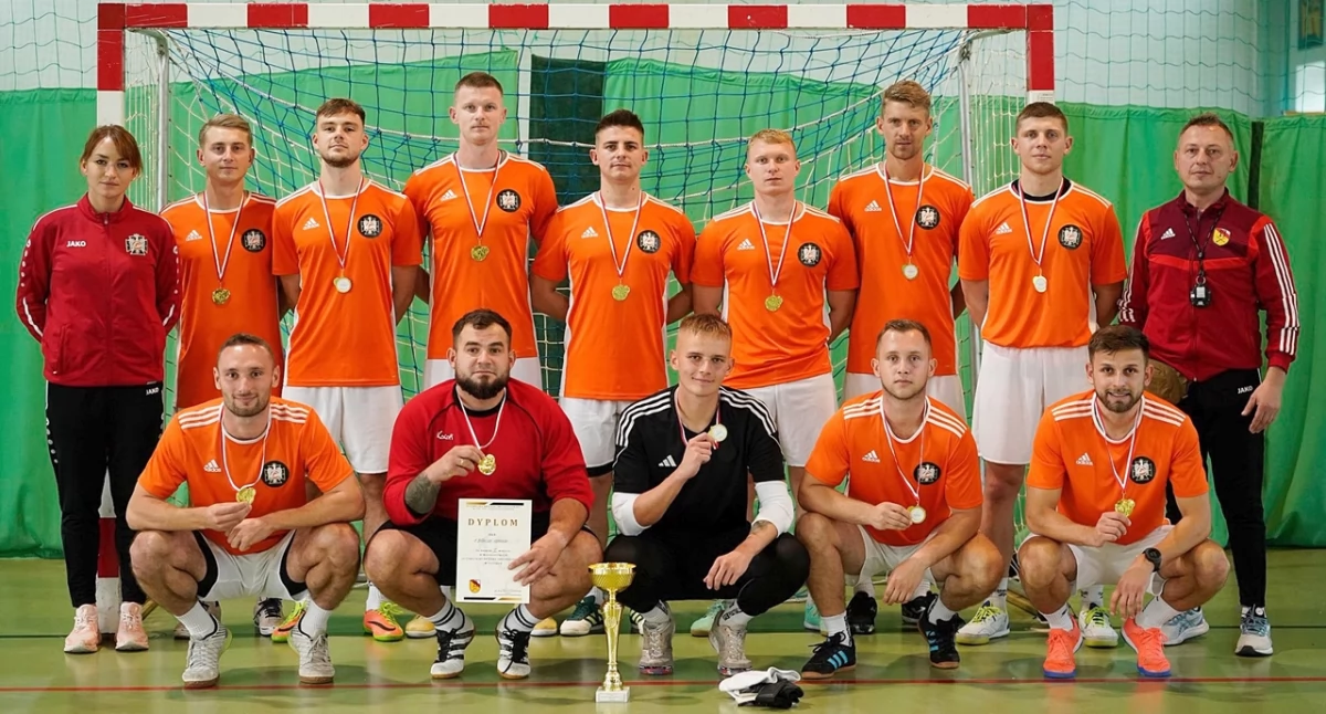 Reprezentacja 1 batalionu czołgów w Żurawicy najpierw wygrała mistrzostwa 19. Brygady Zmechanizowanej w futsalu, potem turniej halowej piłki nożnej służb mundurowych w Przemyślu. Fot. 1 bcz Żurawica