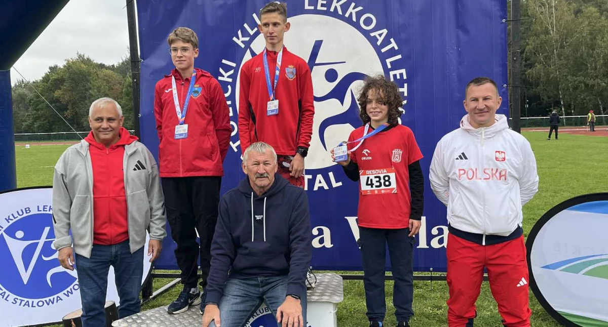 Przemyscy medaliści w biegu na 600 m – Fabian Maziarz (na najwyższym stopniu) i Rafał Olejarz (obok, z lewej). Na podium siedzi Krzysztof Sugier. Fot. zbiory własne