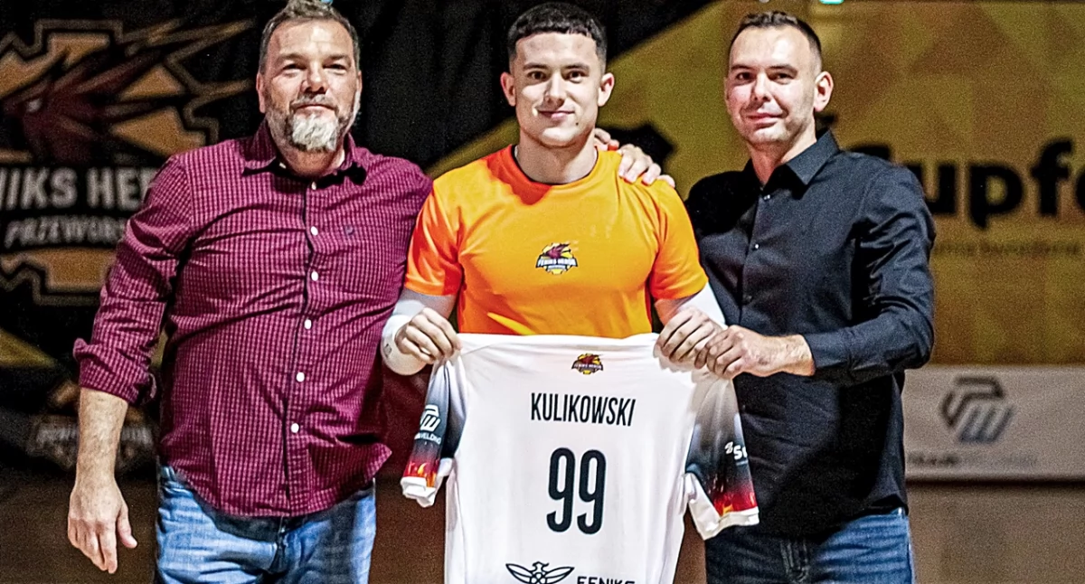 Piotr Kulikowski jest nowym libero przeworskiej ekipy. Z prawej prezes klubu Rafał Pieniążek, z lewej wiceprezes Bartosz Ścisłowicz. Fot. Aleksandra Jankowska