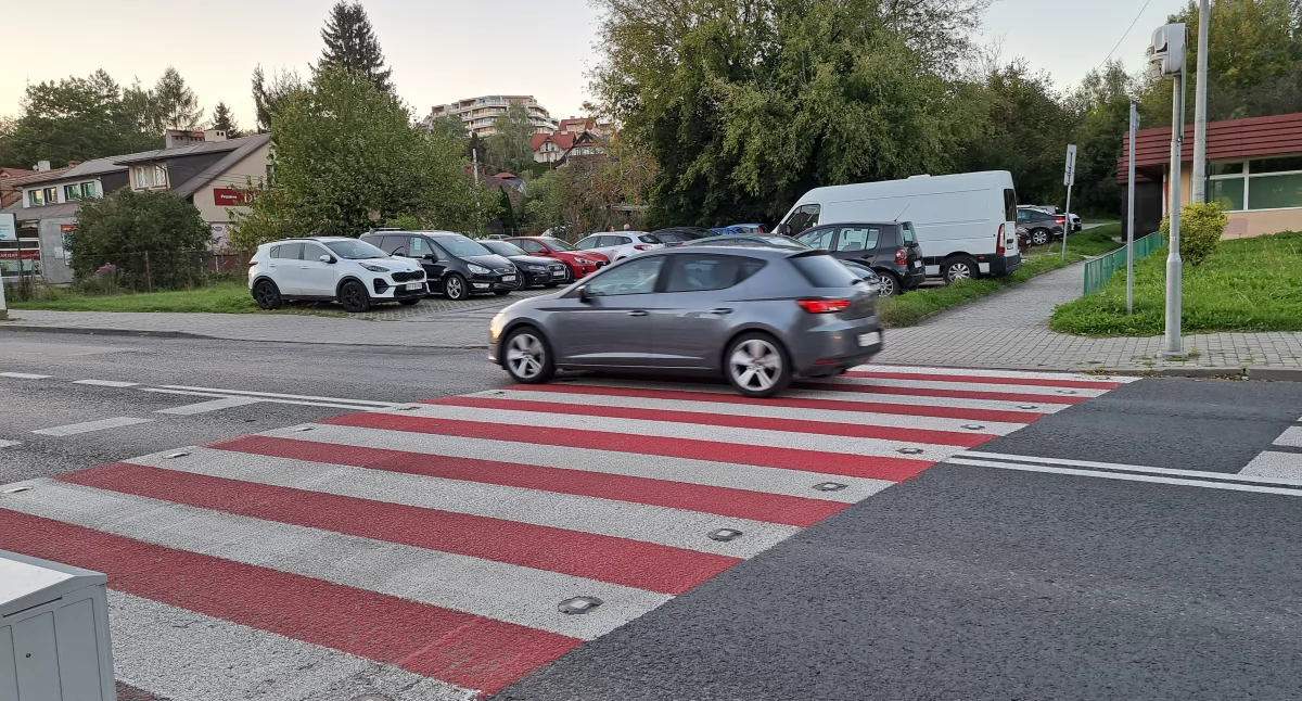 Komisja ds. Bezpieczeństwa i Organizacji Ruchu Drogowego zdecydowała, że wyjazd z parkingu przy Przybyszewskiego, znajdującego się w bliskim sąsiedztwie przejścia dla pieszych, nie będzie się odbywał przez ulice Narutowicza i Ujejskiego. „Widoczność przy wyjeździe z ul. Przybyszewskiego jest bardzo dobra, w związku z czym brakuje podstaw do przekierowania ruchu na ul. Narutowicza, na której dodatkowo jeden pas zajęty jest przez istniejący postój taxi” – argumentuje miasto./ FOT. U. Gielo