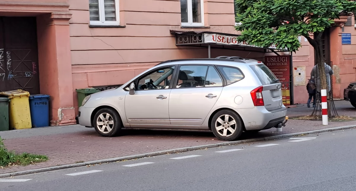 W strefie płatnego parkowania wyznaczonej na ulicy Mickiewicza kierowcy często nie  pozostawiają pieszym zbyt wiele miejsca. / FOT. U. Gielo