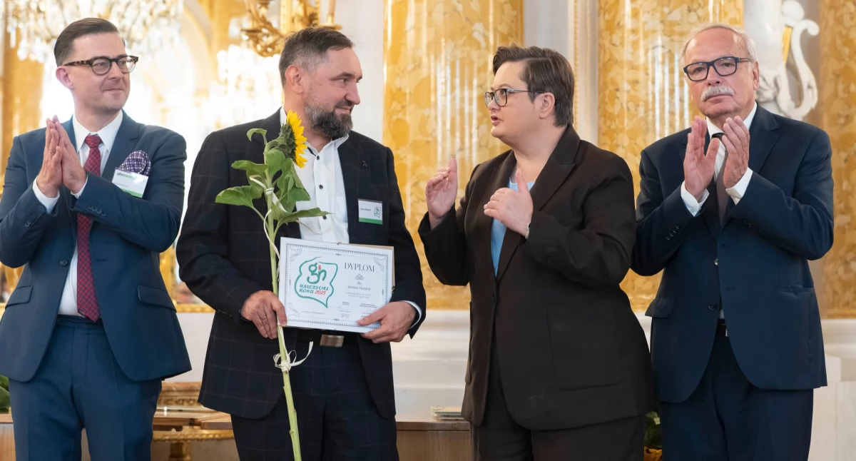 W gronie pedagogów odbierających  nagrody za nominację do tytułu Nauczyciel Roku znalazł się Janusz Harpula, dyrektor SP w Świętoniowej, nauczyciel języka polskiego, historii i WOS. / FOT. MEN