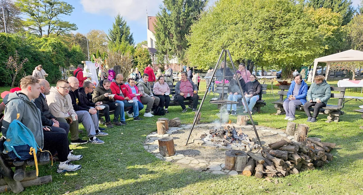 Wspólne biesiadowanie dało uczestnikom pikniku wiele radości oraz stało się okazją do integracji./Fot.Caritas Polska