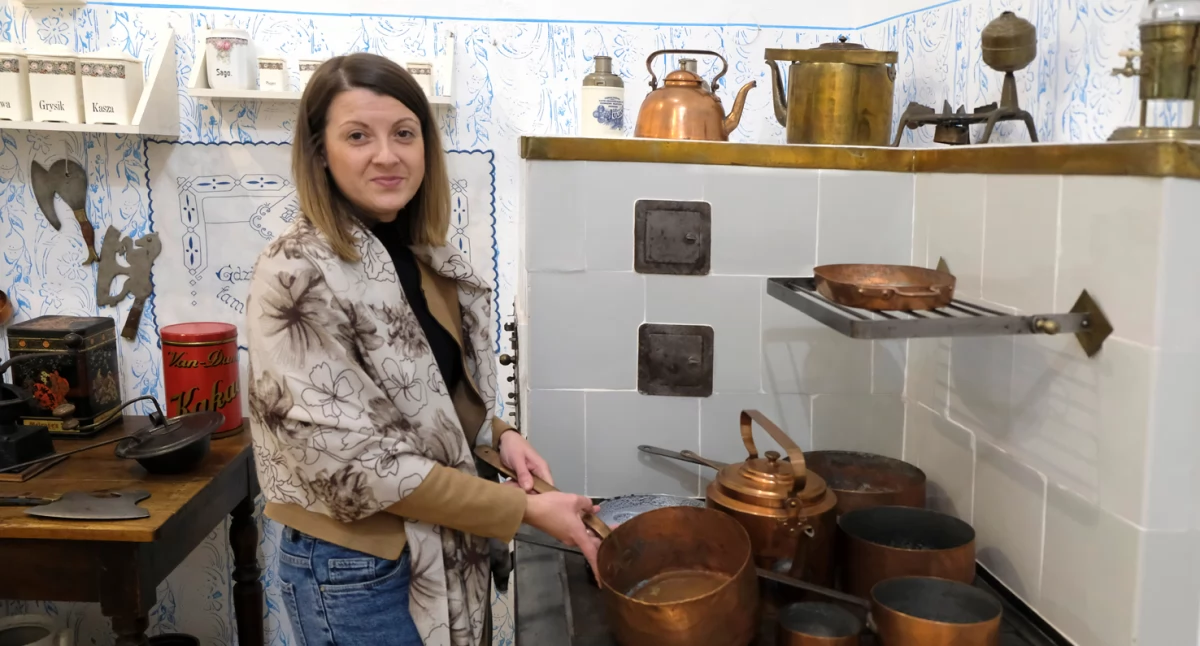 – Panie oglądające wyposażenie kuchni prababci dziwią się, jak tu można było gotować – opowiada Anna Jodłowska./Fot. Jacek Szwic                                                                                