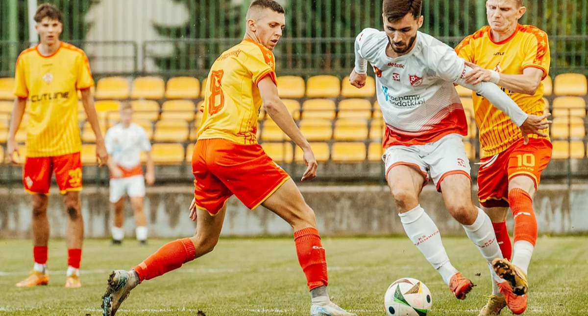 Patryk Zieliński (biały strój) od hat-tricka w meczu z Polonią Przemyśl w połowie sierpnia br., później na listę strzelców wpisał się tylko raz. W meczu ze SPEC Stalą Łańcut dorobku nie powiększył. Fot. Małgorzata Wierzchowska