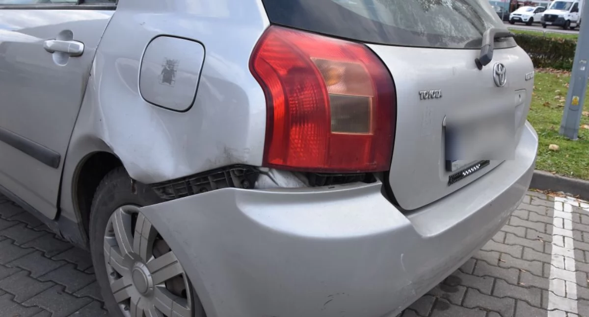 W wyniku uderzenia ucirpiał tył toyoty./ FOT. KMP Jarosław