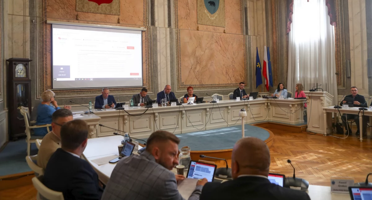 Projekt uchwały został poddany głosowaniu. Na sali obrad obecnych było 19 radnych. Czwórka w posiedzeniu tego gremium nie wzięła udziału. 10 radnych „przeciw”, 9 „za” przyjęciem petycji. Fot. UM Przemyśl