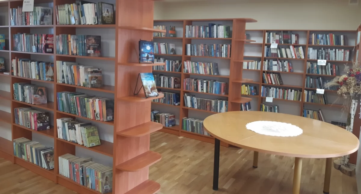 Dawny dwór rodziny Myszkowskich w Stubnie wzbogacił się ostatnio o gustowne regały i szafy biblioteczne, stół oraz ścianki ekspozycyjne, co znacząco poprawiło wystrój zabytku. Fot. UG Stubno