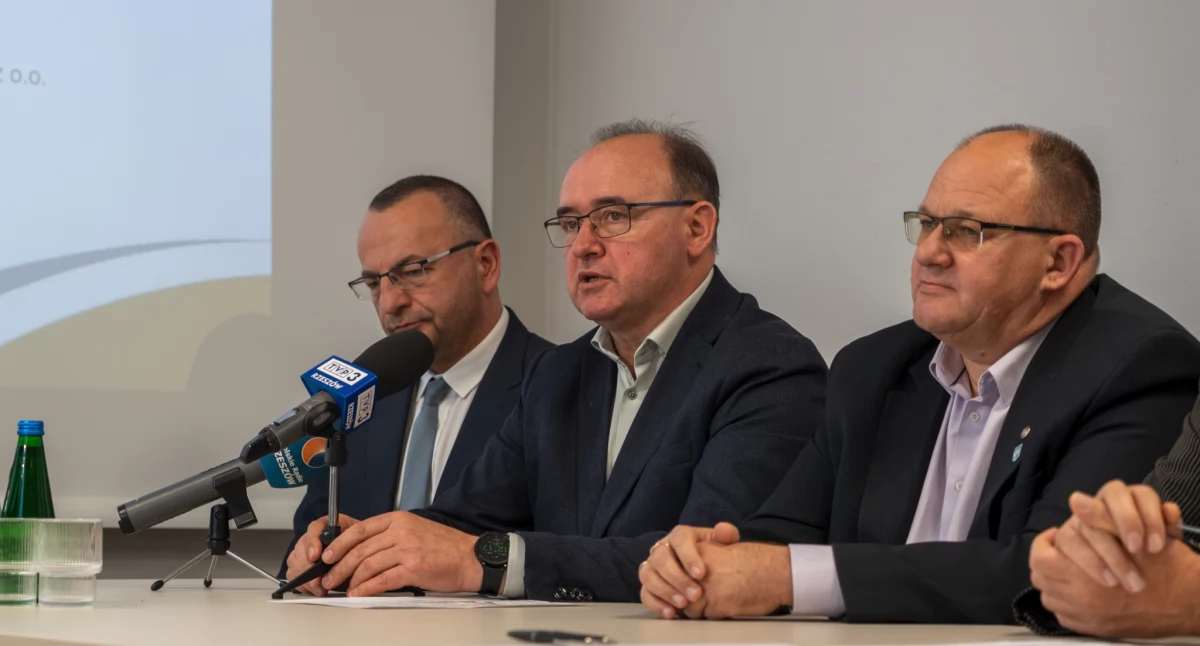 Przy podpisywaniu umowy podkreślono, że planowana inwestycja nie tylko wpłynie na udrożnienie i poprawę komunikacji na trasie droga krajowa – terminal w Żurawicy, ale też wesprze rozwój suchego portu w Żurawicy./ FOT. UMWP