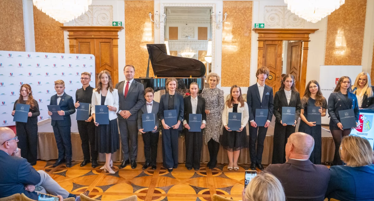 Część nagrodzonych stypendiami talentów z naszego regionu. Fot. PUW Rzeszów