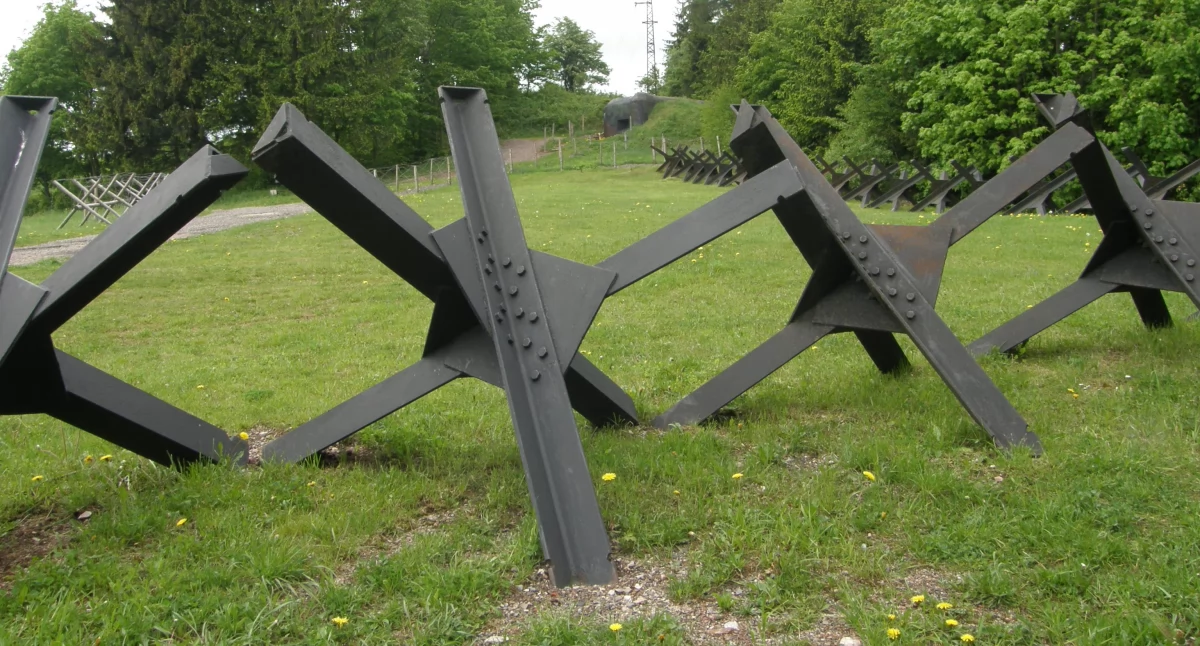Składy materiałowe będą gromadzić wszelkiego rodzaju sprzęt, który ma utrudnić przemieszczanie się przeciwnika, np. zapasy zapór przeciwczołgowych, stalowe „jeże” czy drut kolczasty. Takie składy lokalizowane są w pobliżu granic, co w razie potrzeby pozwoli na szybkie rozmieszczenie wszelkiego rodzaju zapór w strategicznych miejscach. Fot. www.wikipedia.pl