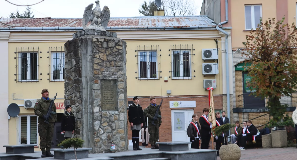 Pod pomnikiem Obrońców Birczy zebrani złożyli kwiaty i zapalili znicze. Fot. UMiG Bircza