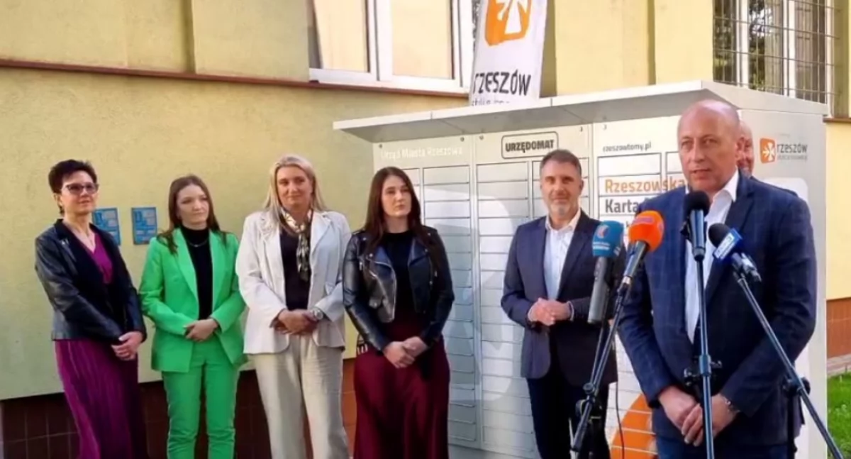 Otwarty niedawno urzędomat w Rzeszowie jest monitorowany. Jego uruchomienie kosztowało 160 tys. zł. Już jest tworzony katalog kolejnych usług, które będzie można w nim załatwić./ FOT. UM Rzeszów