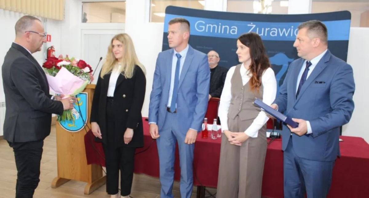 Gminny tytuł honorowy nadano panu Izydorowi 16 października, podczas sesji Rady Gminy Żurawica. W jego imieniu odebrali go wnukowie i prawnuczka./ FOT. UG Żurawica