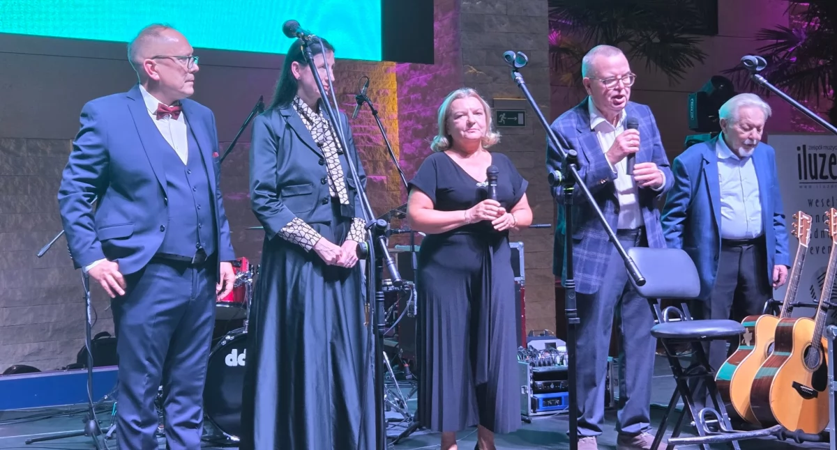Gala wręczenia nagród „Rysie Bieszczadzkich Dni Psychiatrycznych”. Na zdjęciu (od lewej) dr Maciej Kuligowski, prezes Zarządu Oddziału Podkarpackiego PTP, dr Teresa Adamczk, zastępca prezesa Zarządu Oddziału, prof. Małgorzata Janas-Kozik, prof. Andrzej Czernikiewicz, przewodniczący Komitetu Organizacyjnego Konferencji oraz dr Jacek Barket, dyrektor NZOZ Podkarpackie Centrum Zdrowia Psychicznego./ FOT. materiały organizatora