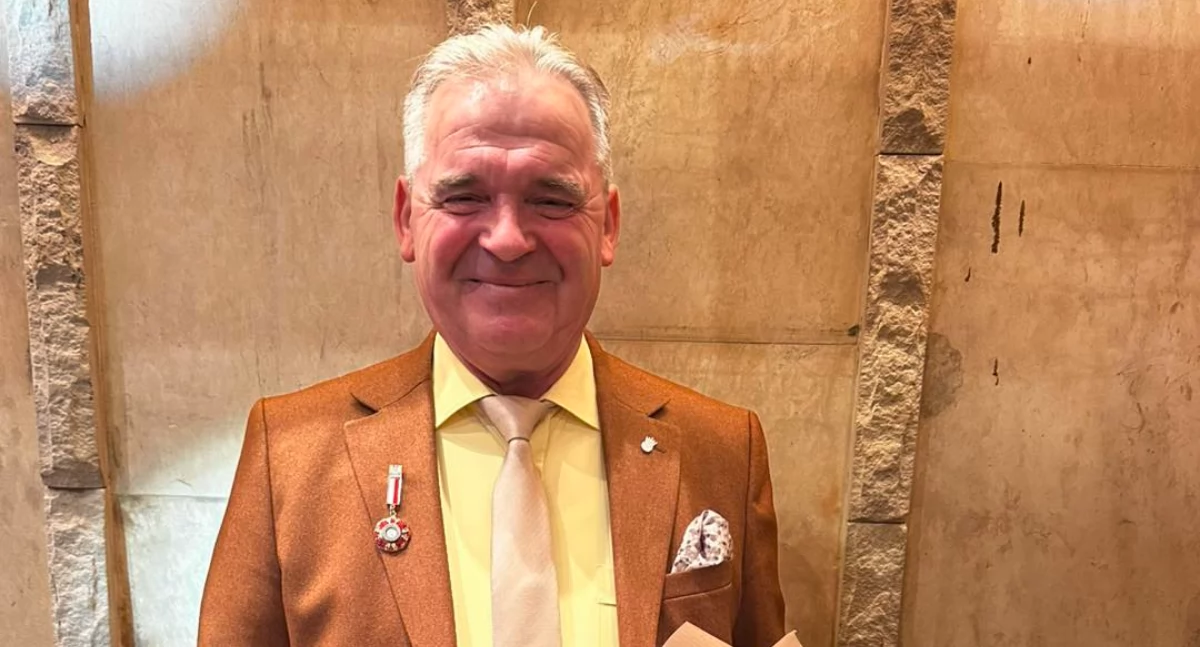 Artysta ludowy z Nowego Sioła Józef Lewkowicz za swoja dotychczasową działalność artystyczną odebrał podczas gali w Łazienkach Królewskich odznakę honorową „Zasłużony dla Kultury Polskiej”./ FOT. Drzeworytnia Płazowska