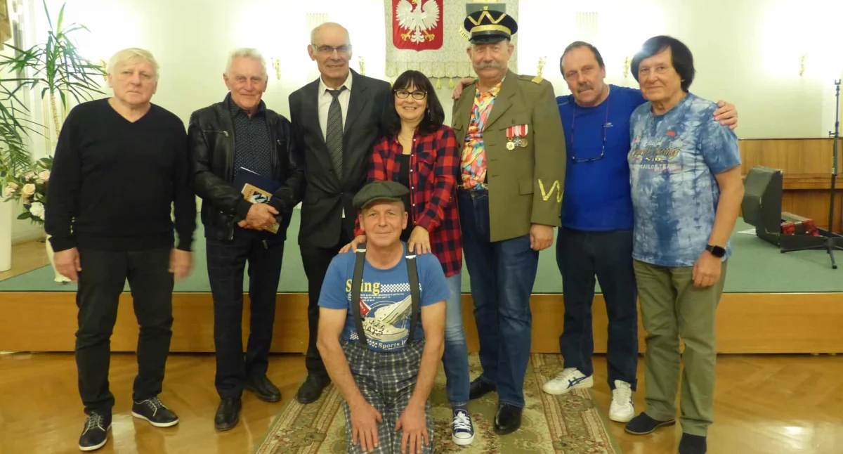Aktorzy występujący w etiudzie „Helonowy smok” – Mieczysław Szabaga, Tadeusz Tłuścik, Jan Kozak, Maria Gibała, Witold Stankiewicz, Wiesław Zaręba, Aleksander Kłapa, Marek Kanikuła./Autorami fotografii są: Maria Gibała, Małgorzata Stankiewicz, Adam Tułacz