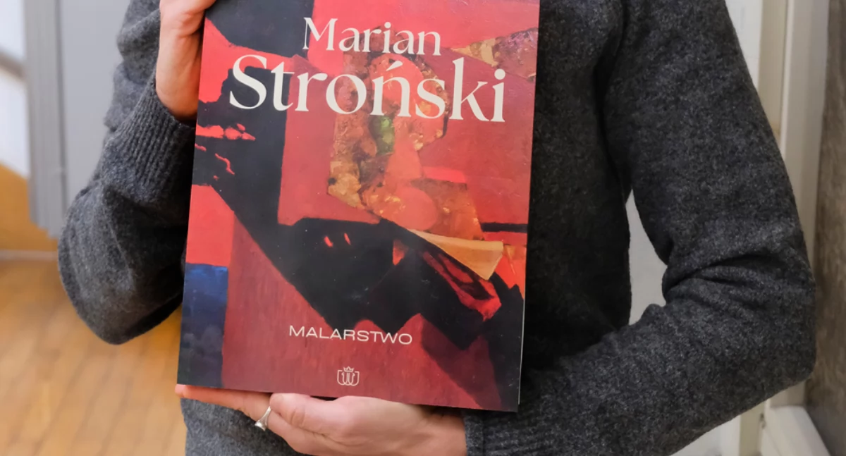 Kuratorka wystawy Katarzyna Winiarska prezentuje świeżo wydany album o twórczości Mariana Strońskiego./Fot. Jacek Szwic