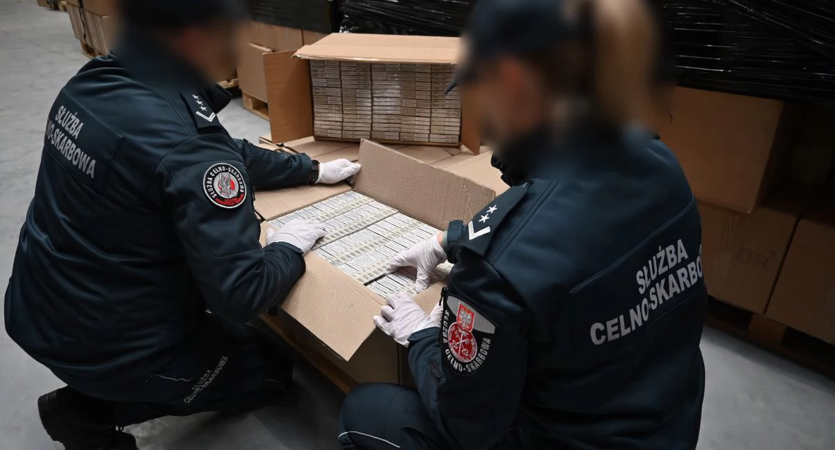 W trakcie kontroli funkcjonariusze wykryli w naczepie 360 tys. paczek papierosów bez polskich znaków akcyzy o wartości 6,3 mln zł. Fot.KAS