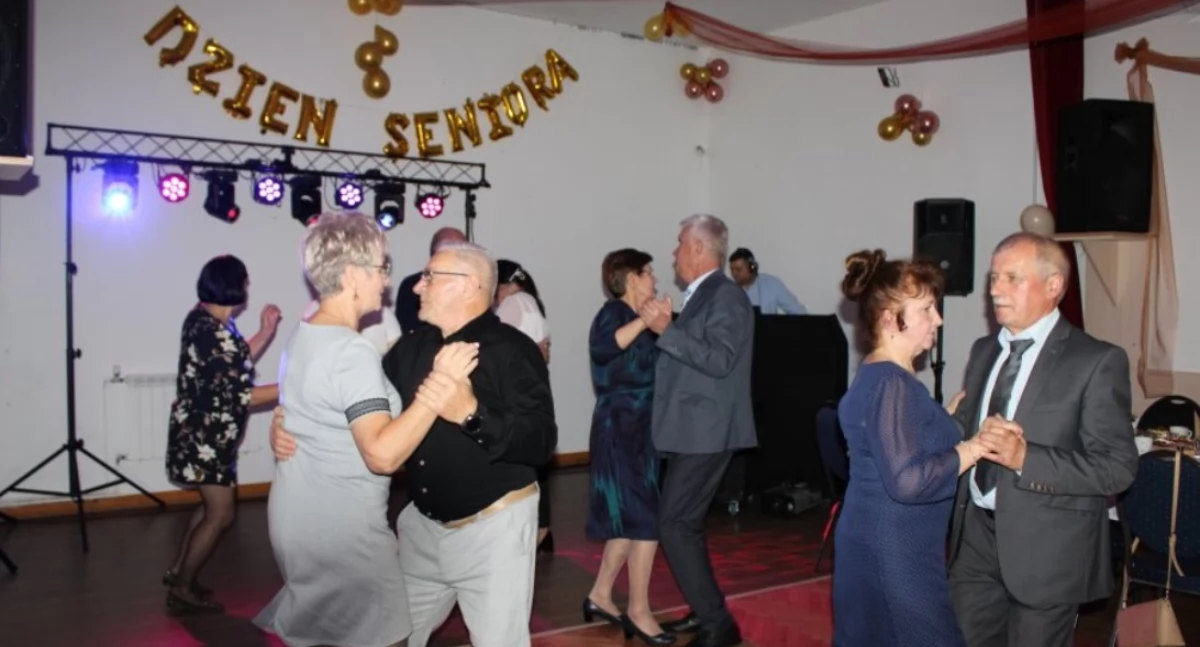 Dzień Seniora zgromadził licznie przybyłych mieszkańców gminy i stał się okazją do wspólnego świętowania, rozmów oraz międzypokoleniowej integracji./Fot. UG Żurawica 