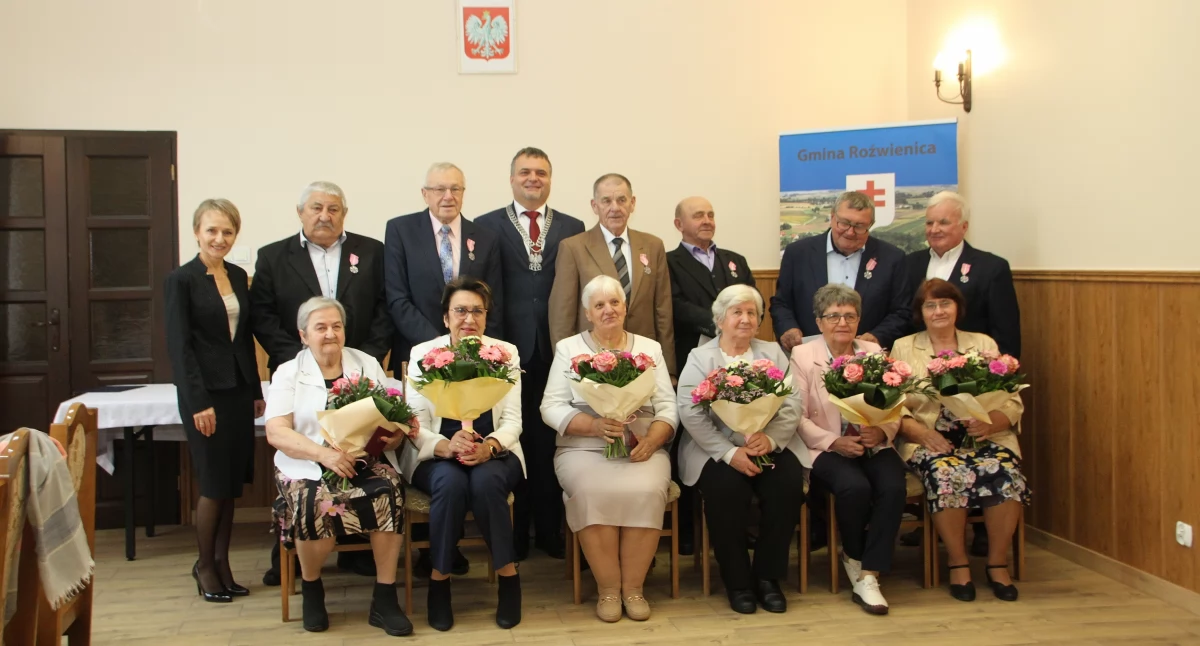 Małżonkowie odznaczeni Medalami za Długoletnie Pożycie Małżeńskie./Fot. UG Roźwienica