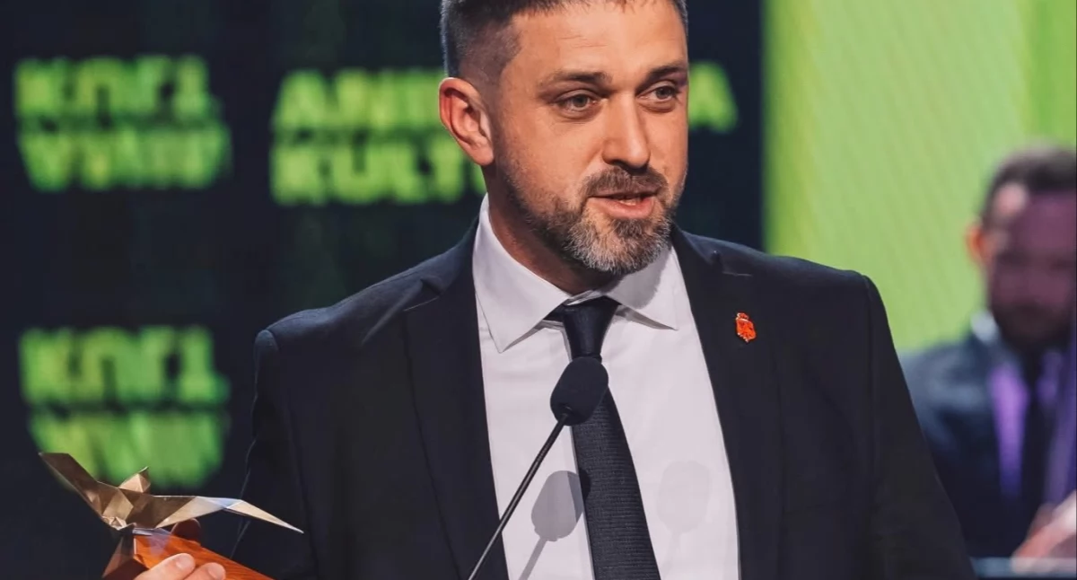 Marcin Piotrowski z nagrodą podczas gali w sali widowiskowej Muzeum Historii Polski. Fot. ze zbiorów M. Piotrowskiego