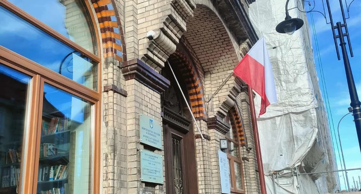 Od czerwca br. było kilka prób zerwania flagi narodowej Ukrainy. 26 października br. udało się to młodym mężczyznom… Fot. zbiory własne