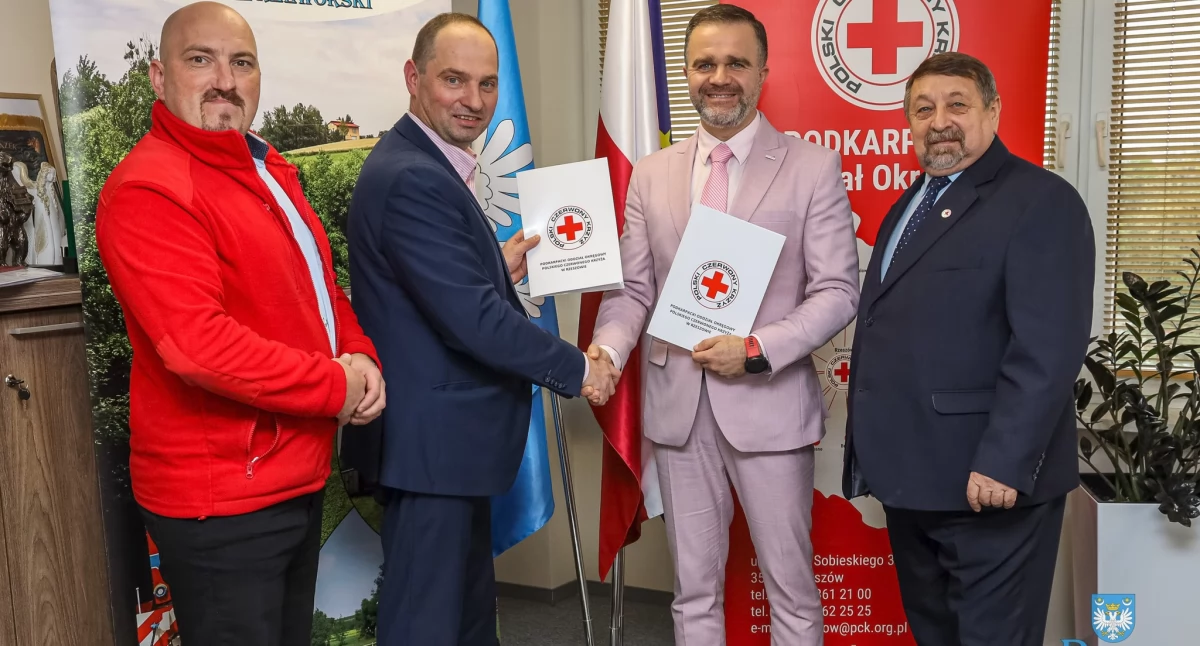 W gabinecie starosty przeworskiego Dariusza Łapy podpisana została umowa darowizny na przekazanie sprzętu medycznego przez Podkarpacki Oddział Okręgowy Polskiego Czerwonego Krzyża w Rzeszowie na rzecz Samodzielnego Publicznego Zakładu Opieki Zdrowotnej w Przeworsku. Fot. Starostwo Powiatowe w Przeworsku