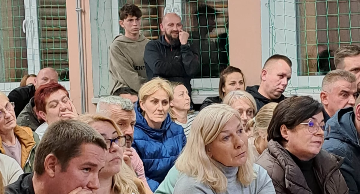 Przedstawienie koncepcji zakładającej zmiany w oświacie spotkało się z ostrą reakcją rodziców./ FOT. U. Gielo